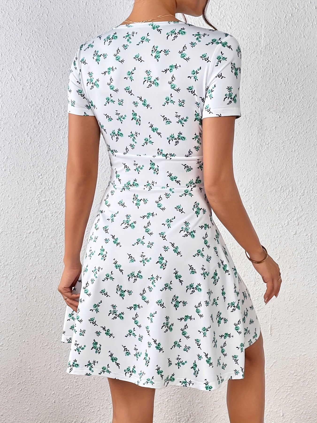 Kleid mit V-Ausschnitt und kurzen Ärmeln – ideal für Frühling und Sommer