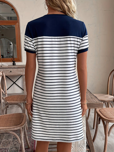 Gestreiftes Kurzarmkleid - Colour Block mit herzförmigem Aufnäher