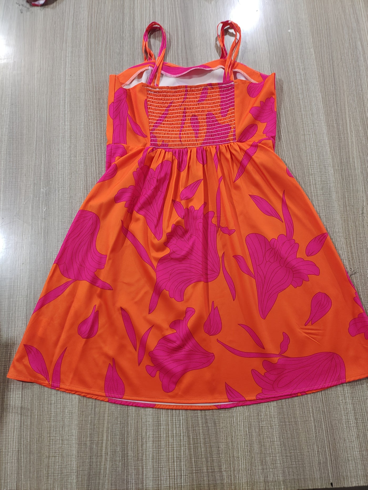 Ärmelloses Damen-Midikleid mit Blumenmuster – Schwarz mit weißem Gänseblümchenmuster