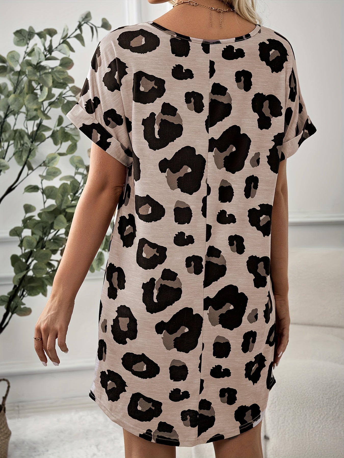 Damenkleid mit Leopardenmuster – Lässig, mit kurzen Ärmeln