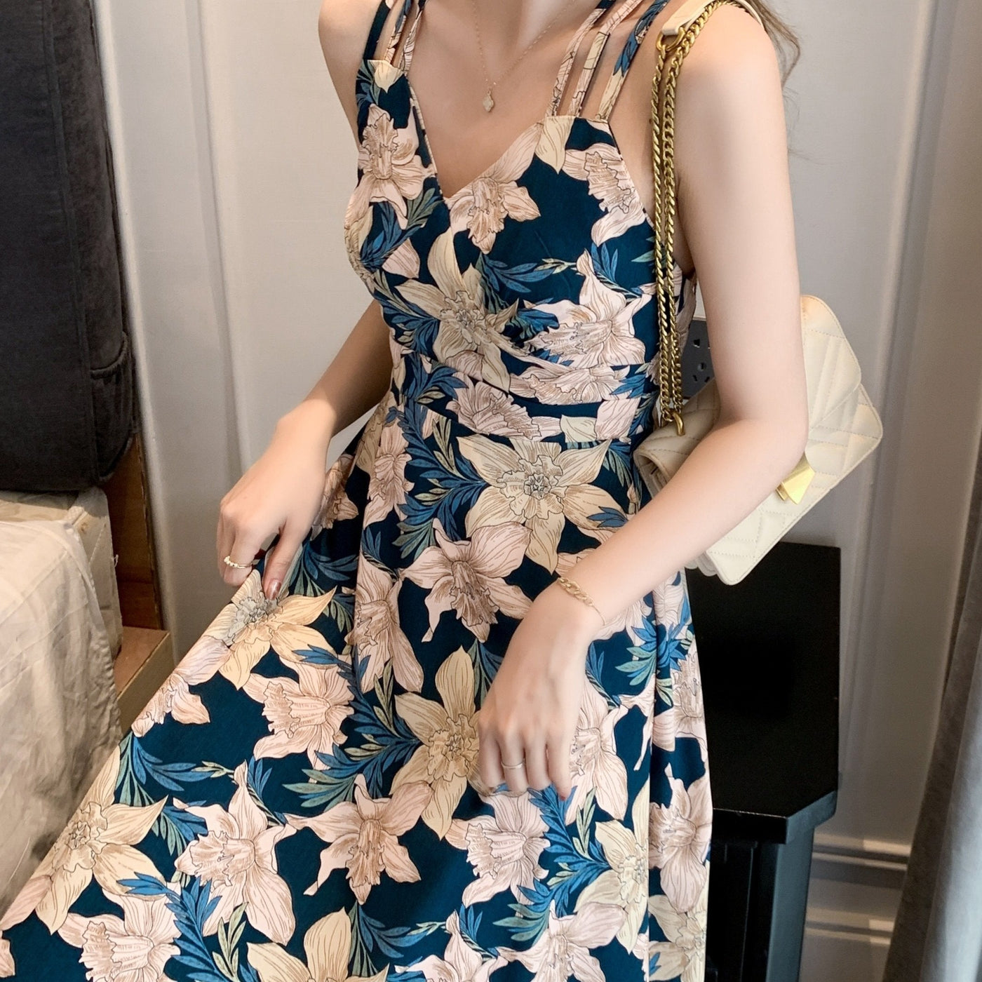 Sommerliches Strandkleid aus Blumen mit Trägern - Sonnenschutz