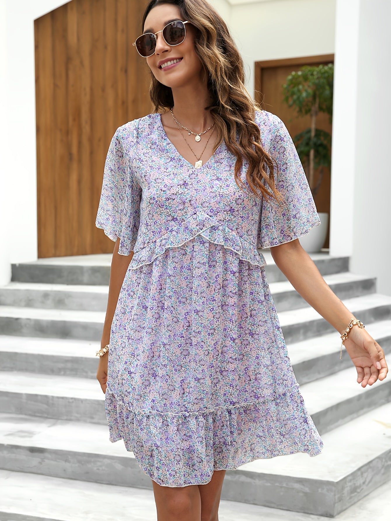 Sommerkleid aus Chiffon mit Volants und Schmetterlingsärmeln aus Spitze