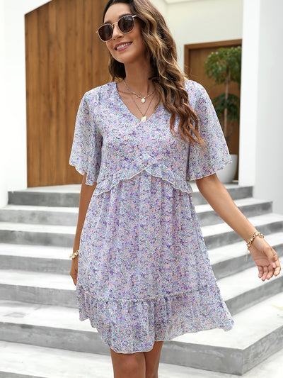 Sommerkleid aus Chiffon mit Volants und Schmetterlingsärmeln aus Spitze