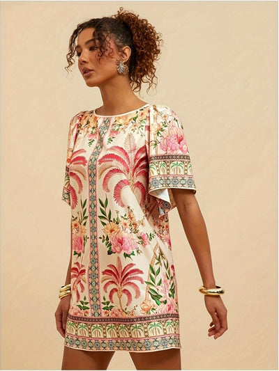 Sommerliches Minikleid in Rosa mit tropischem Blumenmuster und lässigen kurzen Ärmeln