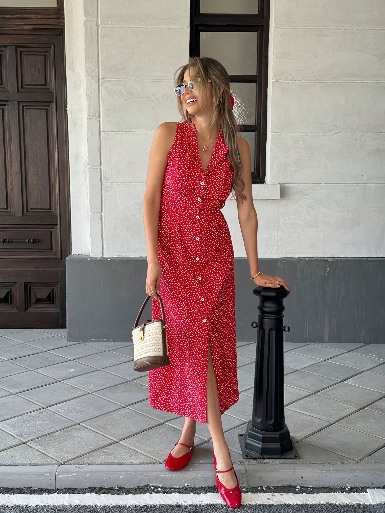 Rotes Midikleid mit Blumenmuster und Taillenbindung
