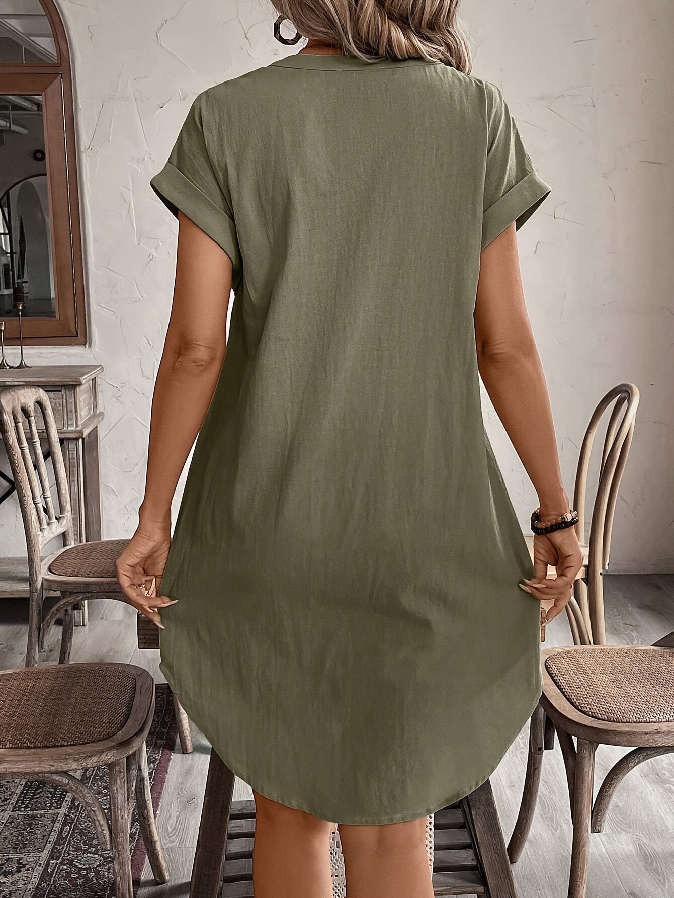 Elegantes grünes Minikleid mit Knöpfen und V-Ausschnitt, kurze Ärmel