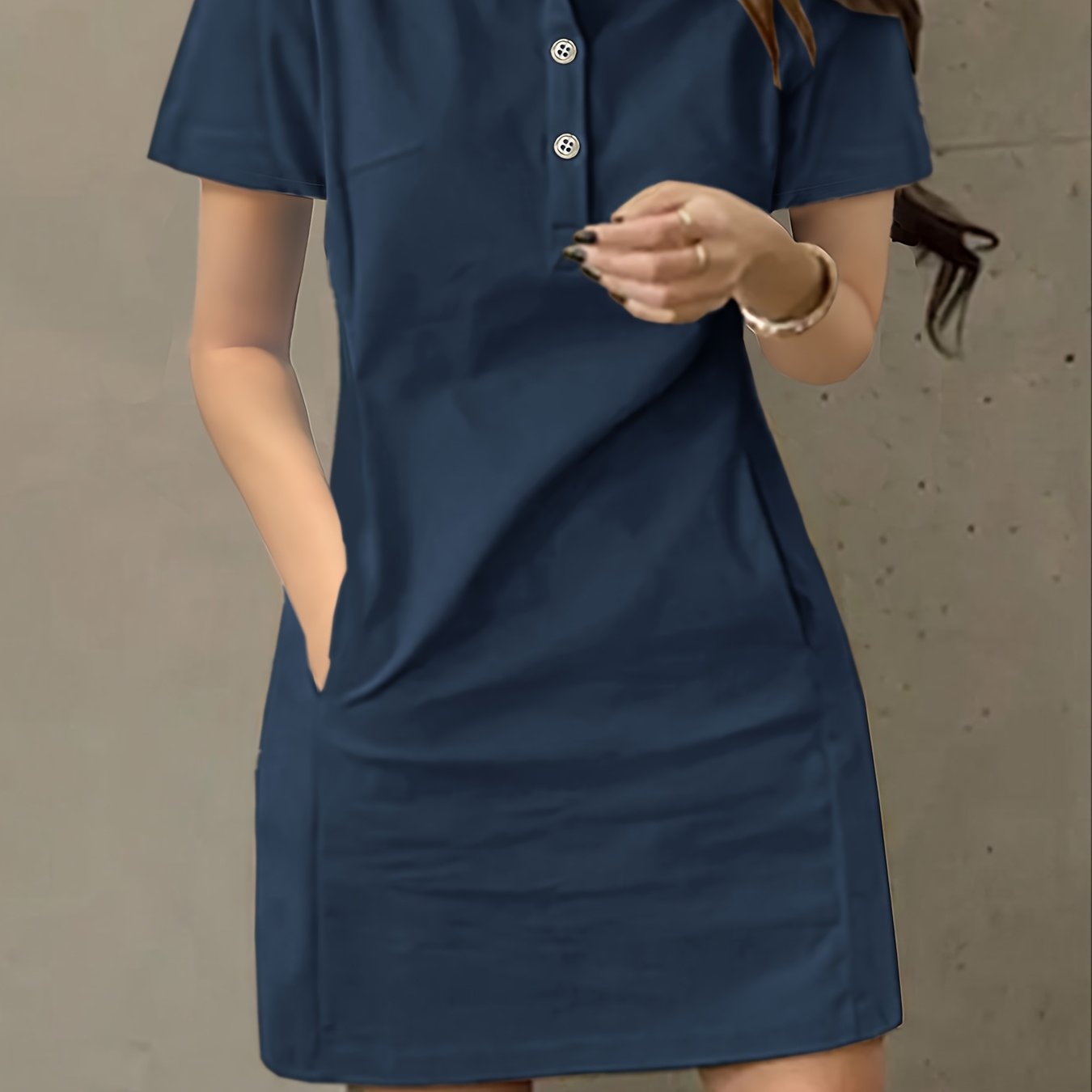 Dunkelblaues Hemdkleid mit kurzen Ärmeln