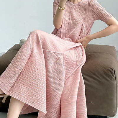 Elegantes Miyake-Kleid mit quadratischem Ausschnitt - Plisseerock im Pod-Stil