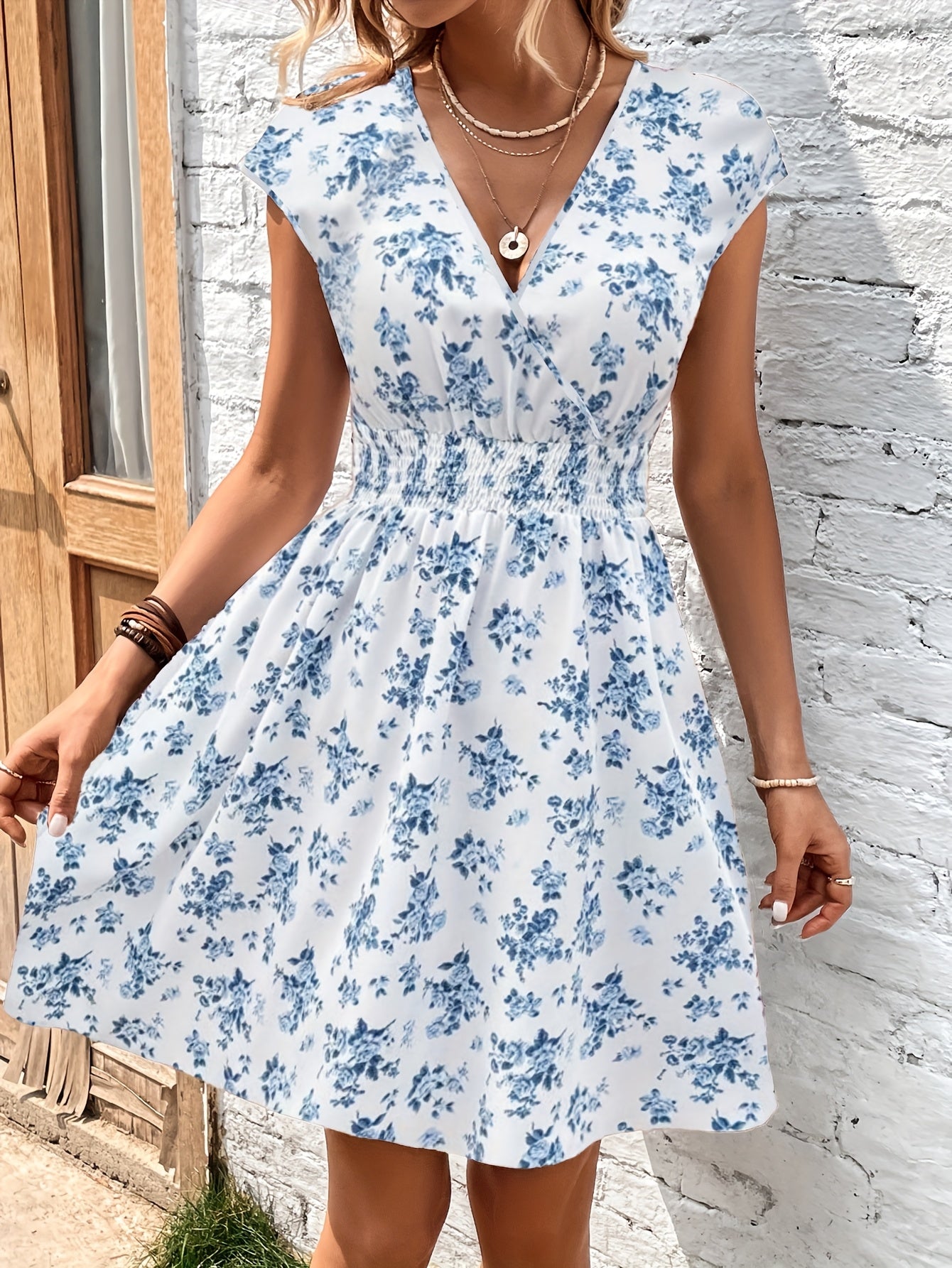 Elegantes Damenkleid mit tiefem Ausschnitt und floralem Muster - Schnitt A