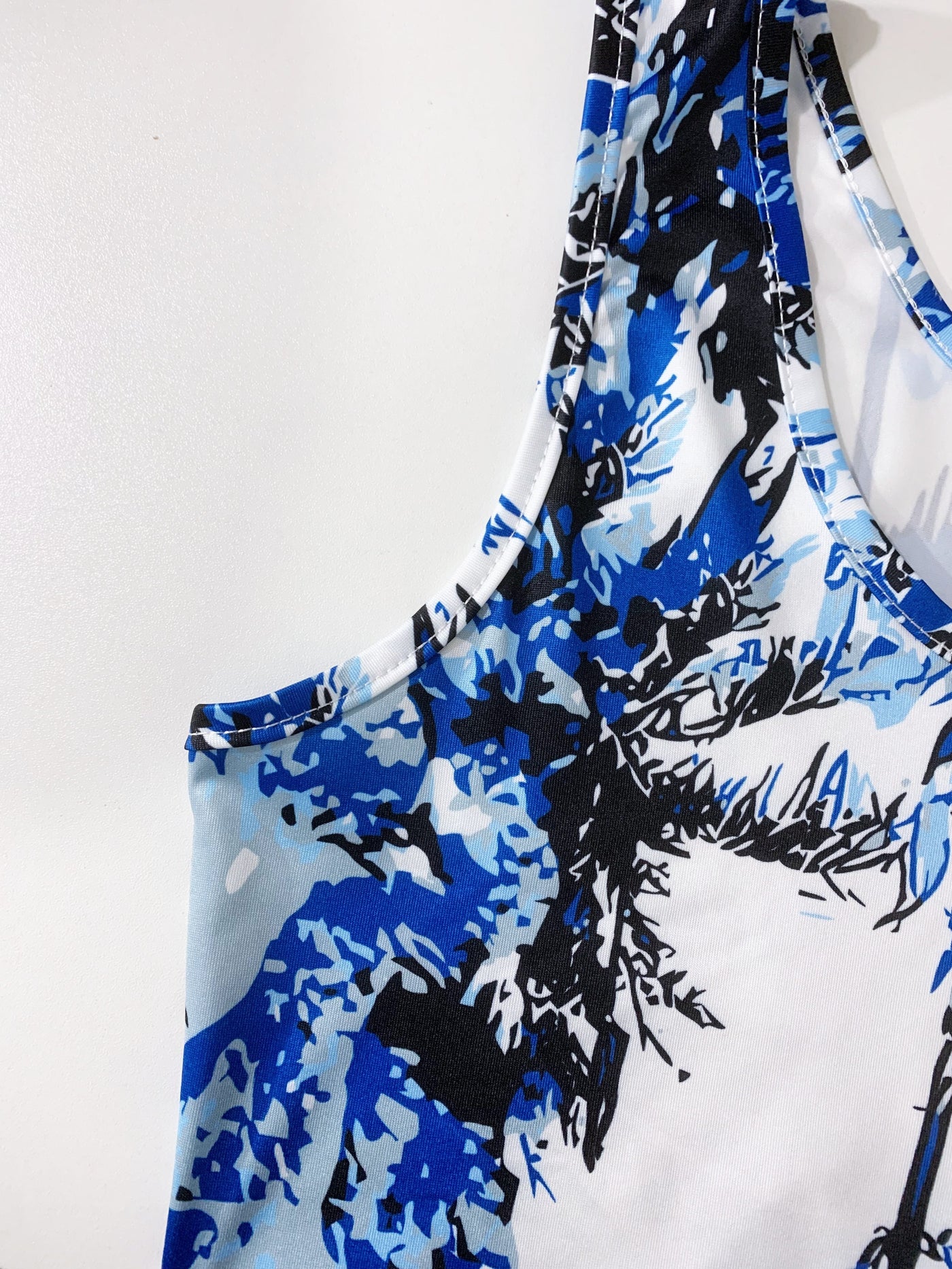 Ärmelloses Sommerkleid mit tropischem Palmenprint