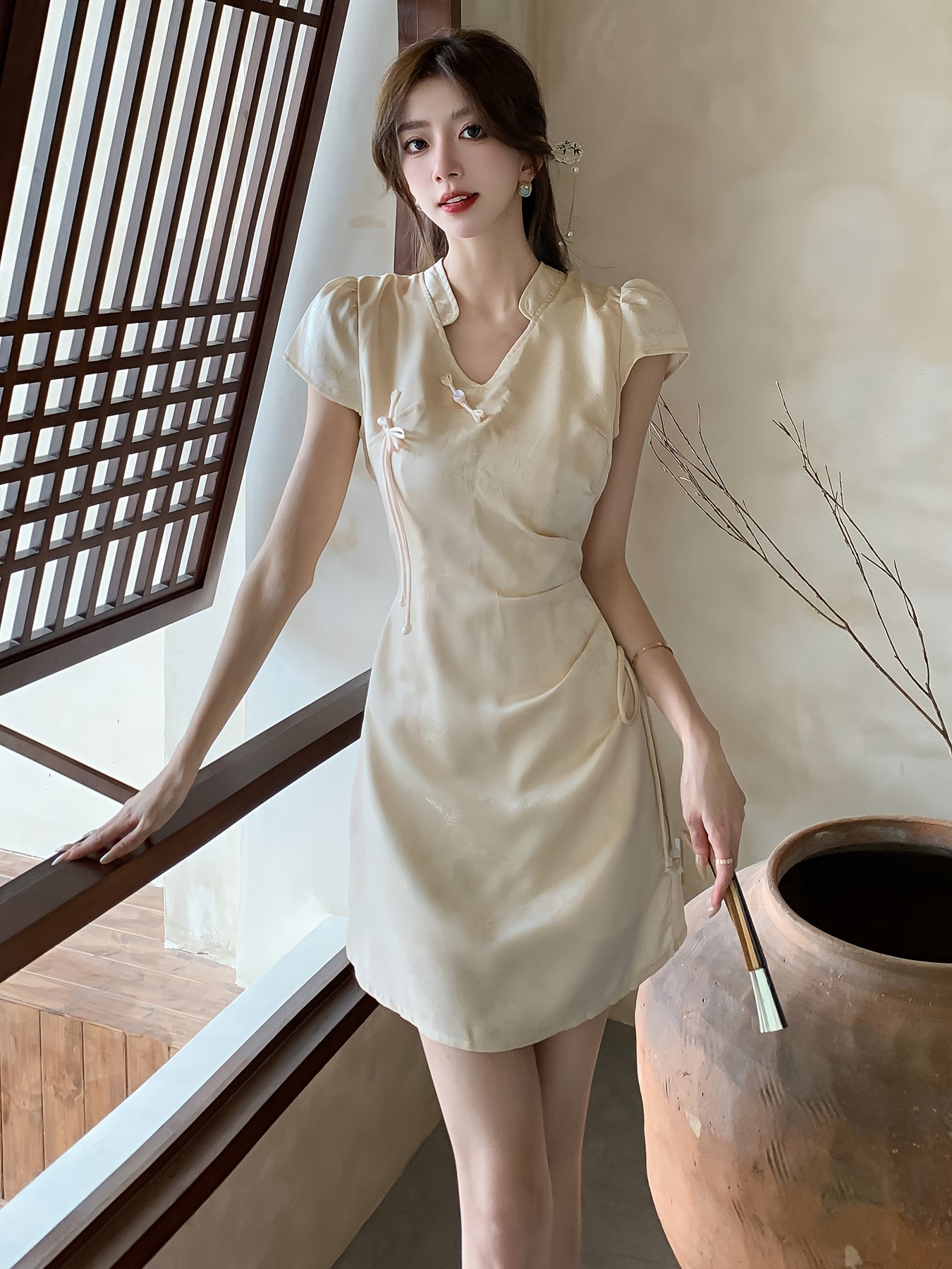Elegantes Satin-Sommerkleid – Beige, V-Ausschnitt, Kurzarm, Taillen-Kordelzug, A-Linie