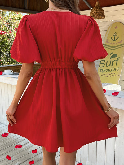Sommerkleid mit V-Ausschnitt, Puffärmeln und Gürtel