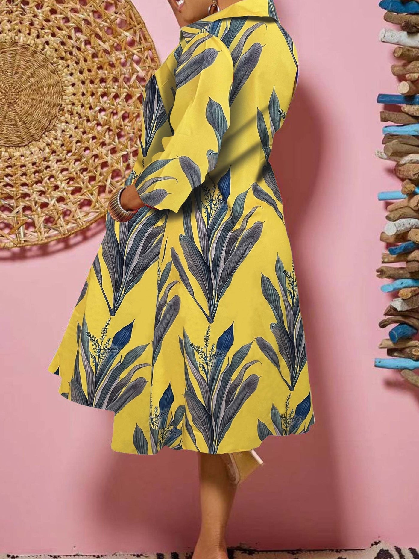Gelbes Midikleid mit Gemüsemuster und Knöpfen