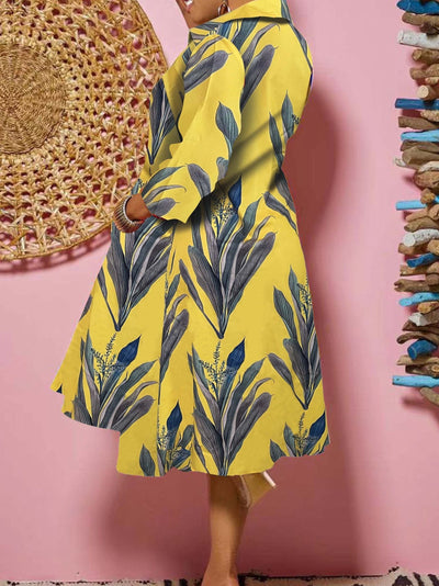 Gelbes Midikleid mit Gemüsemuster und Knöpfen