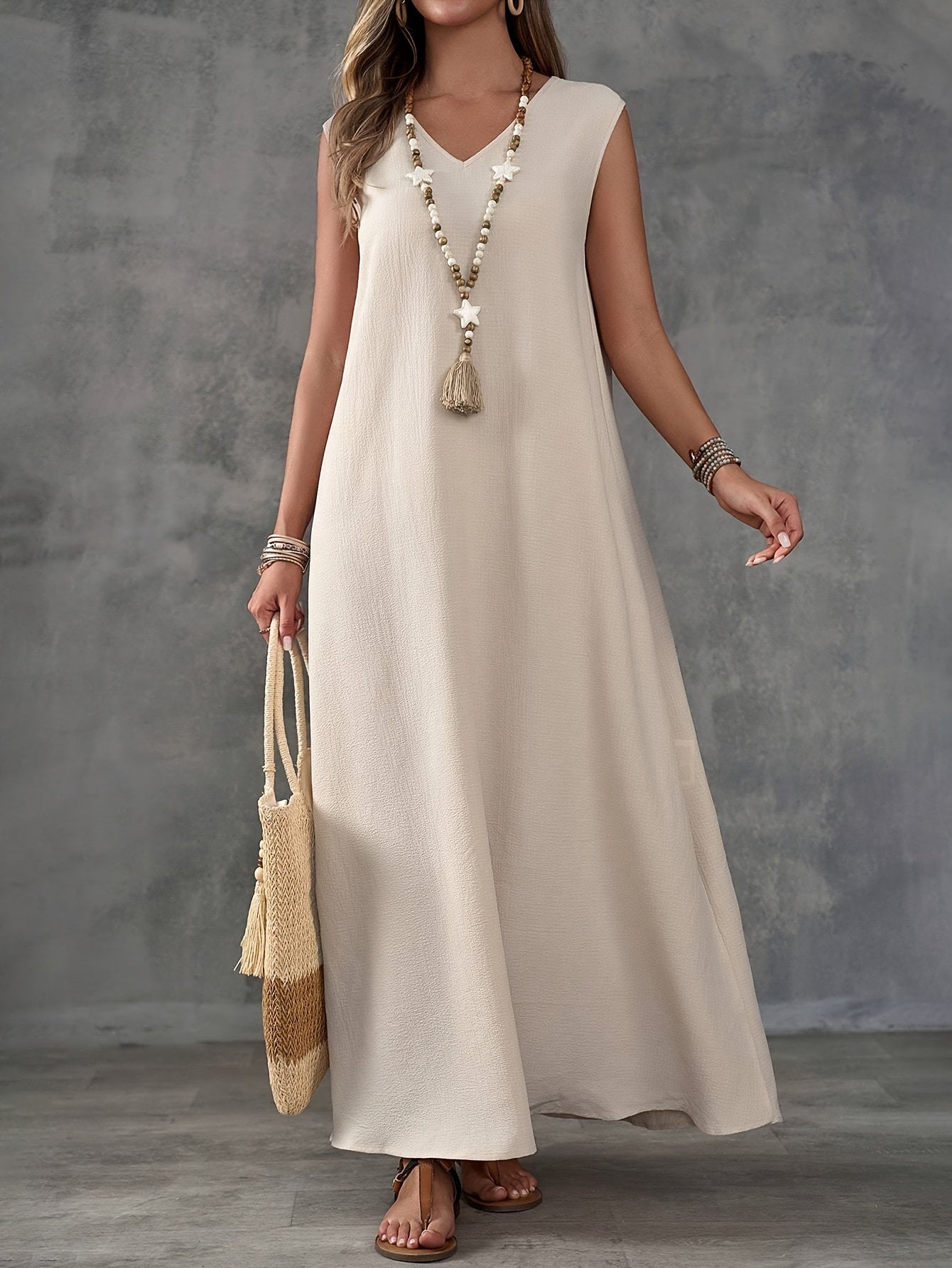 Ärmelloses Damenkleid mit V-Ausschnitt und seitlichem Schlitz