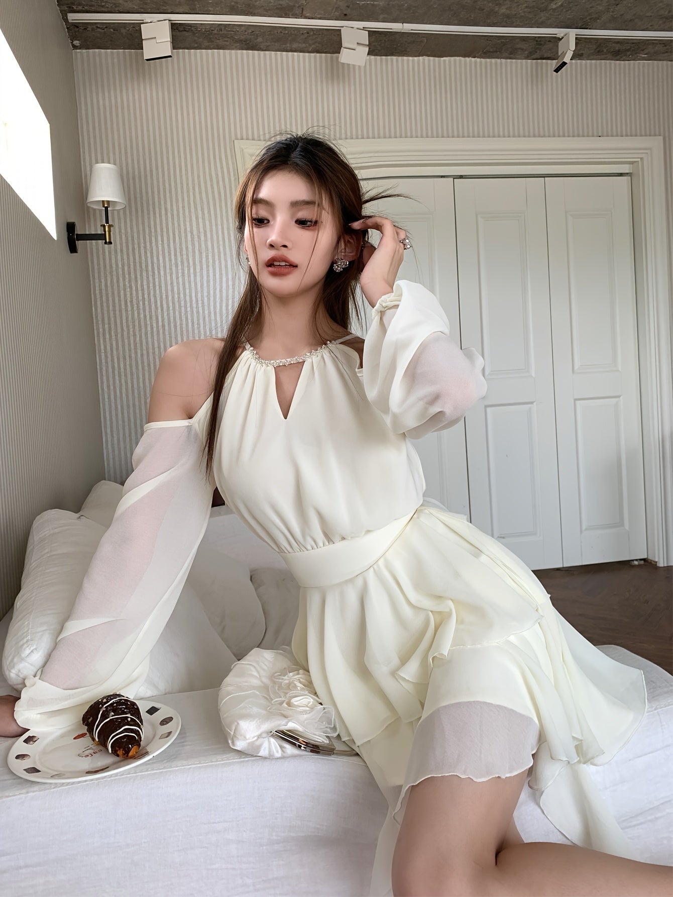 Stylisches ärmelloses Damenkleid mit Neckholder-Ausschnitt