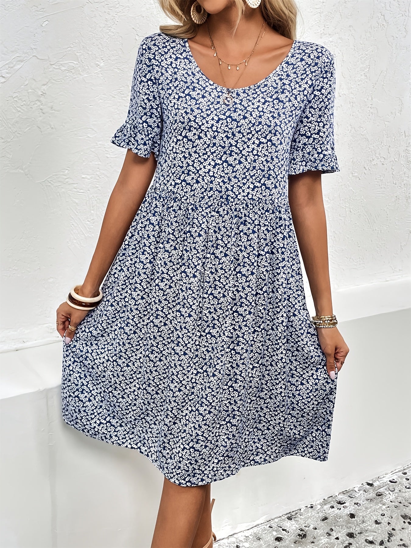 Blaues geblümtes Midikleid mit Volants für den Sommer