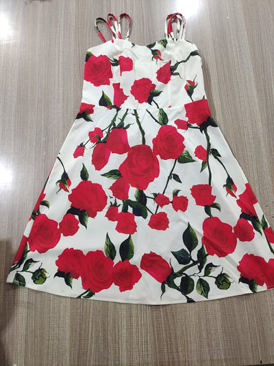 Ärmelloses Damen-Midikleid mit Blumenmuster – Schwarz mit weißem Gänseblümchenmuster