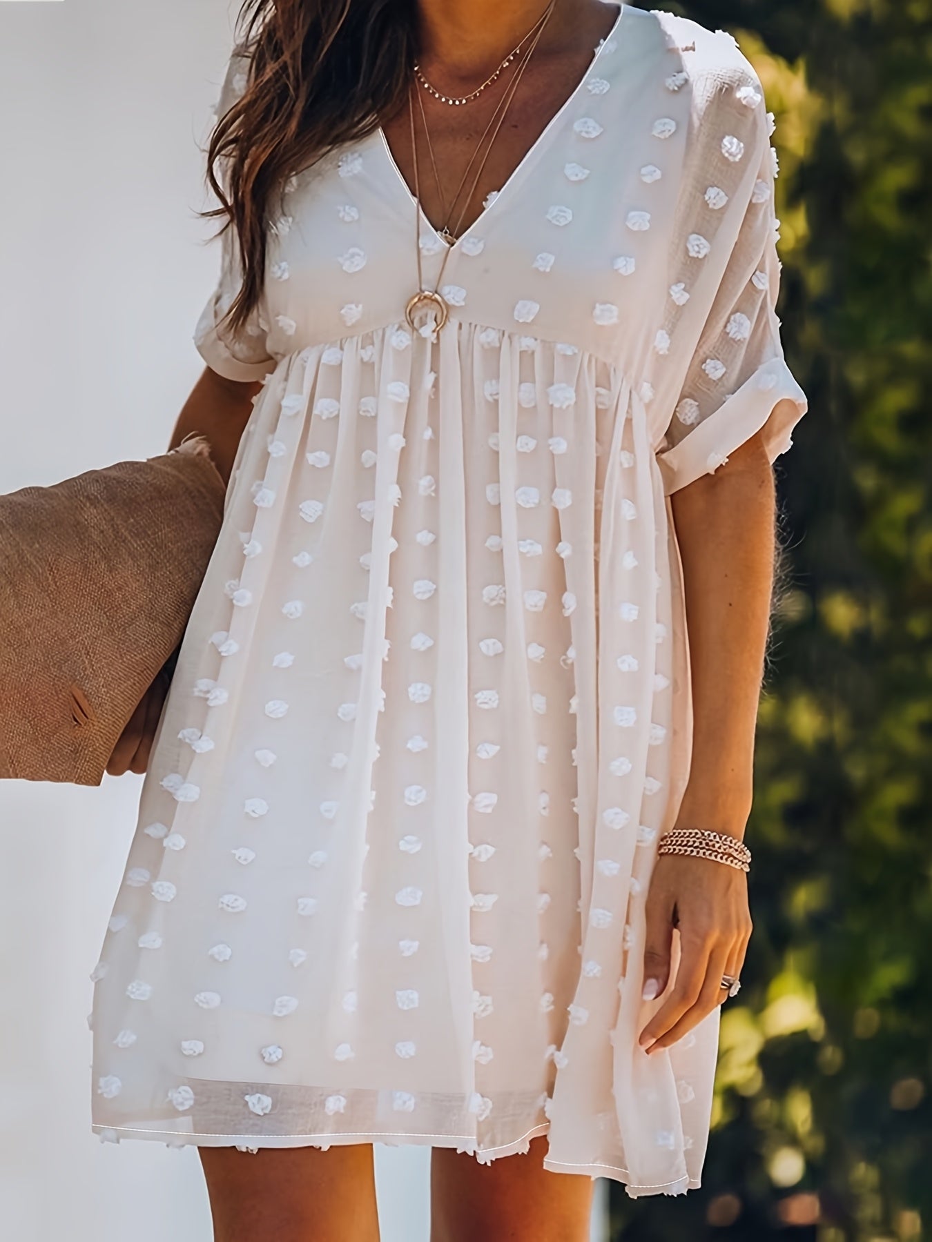 Damen-Sommerkleid aus weißem Erbsentüll mit leichtem V-Ausschnitt