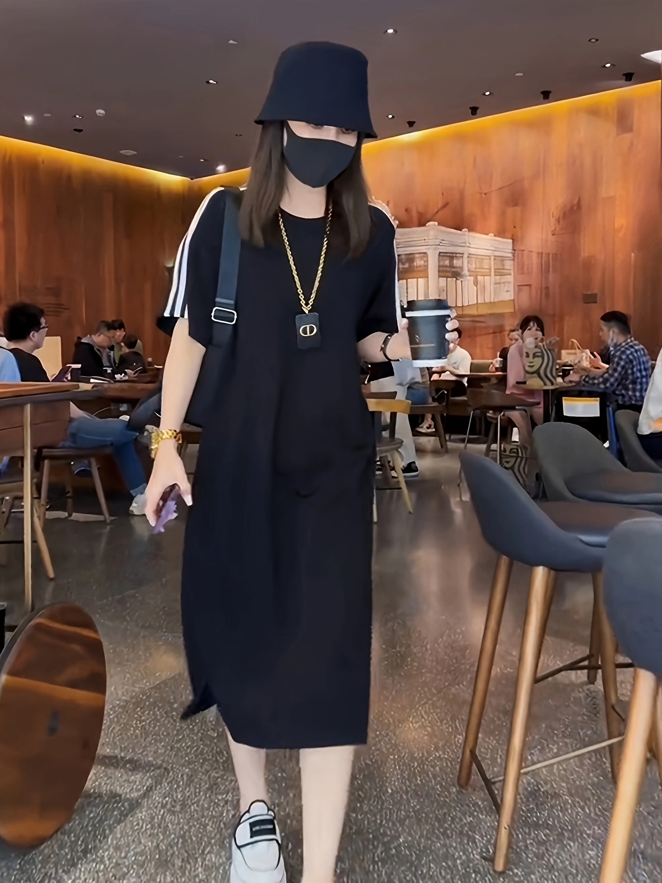 Schwarz-weißes T-Shirt-Kleid für Frauen - Lose Passform, Rundhalsausschnitt