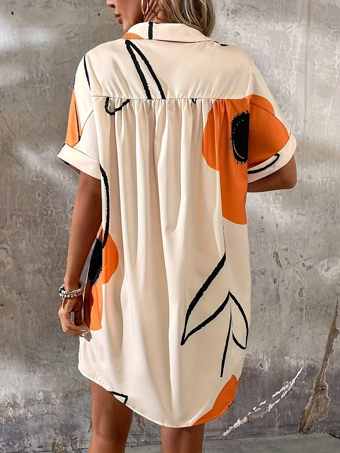Elegantes Kleid mit kurzen Ärmeln und lockerem Schnitt