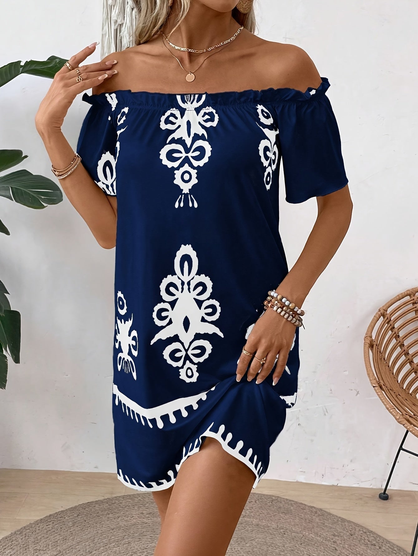 Antikes marineblaues Off-Shoulder-Kleid mit Blumenmuster