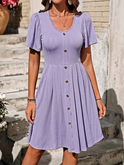 Elegantes lavendelfarbenes Midikleid in A-Linie mit Knopfleiste für den Sommer