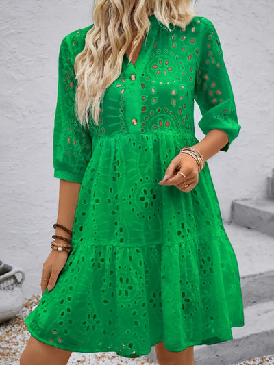 Grünes Cut-Out-Kleid mit V-Ausschnitt – Elegantes Sommerkleid in A-Linie mit Knopfleiste.