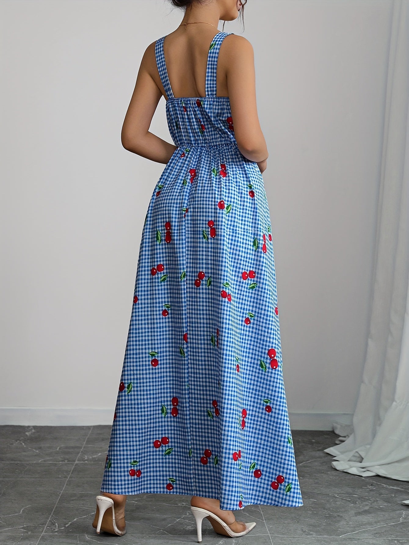 Sommerliches blau kariertes Maxikleid mit Kirschenprint und schmalen Trägern