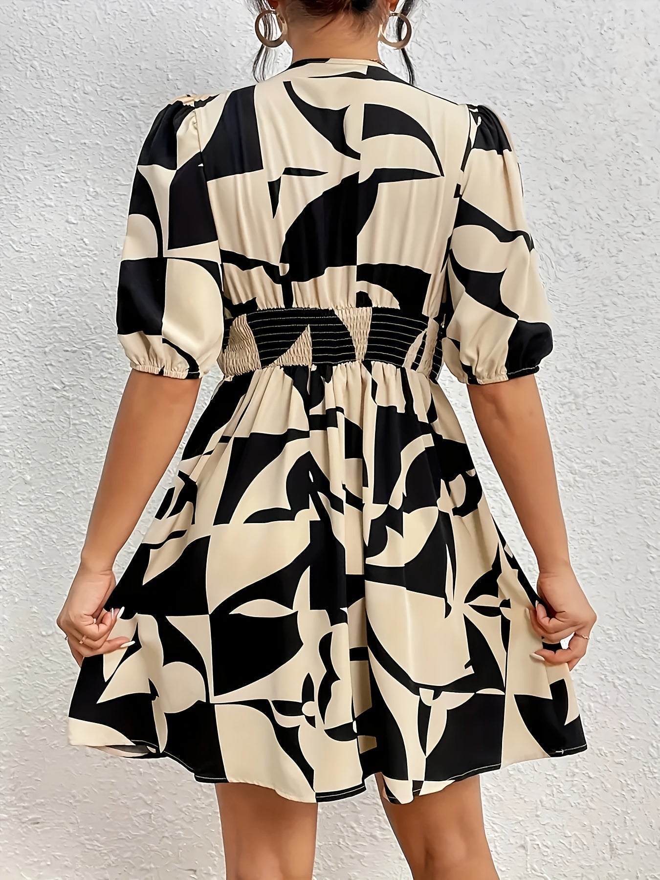 Beiges Sommerkleid mit geometrischem Muster und Rüschen