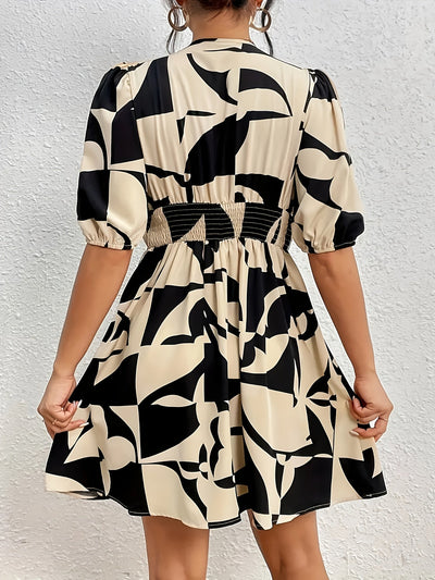 Beiges Sommerkleid mit geometrischem Muster und Rüschen