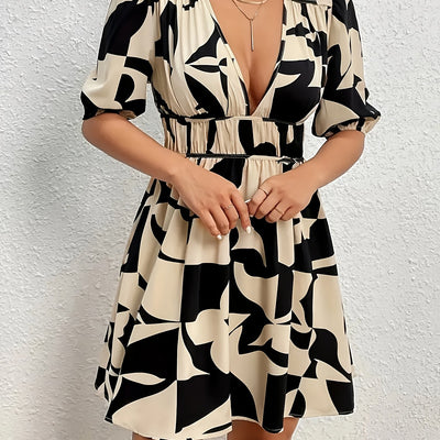Beiges Sommerkleid mit geometrischem Muster und Rüschen
