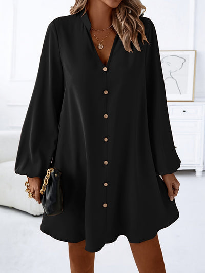 Stilvolles Kleid mit langen Ärmeln und V-Ausschnitt