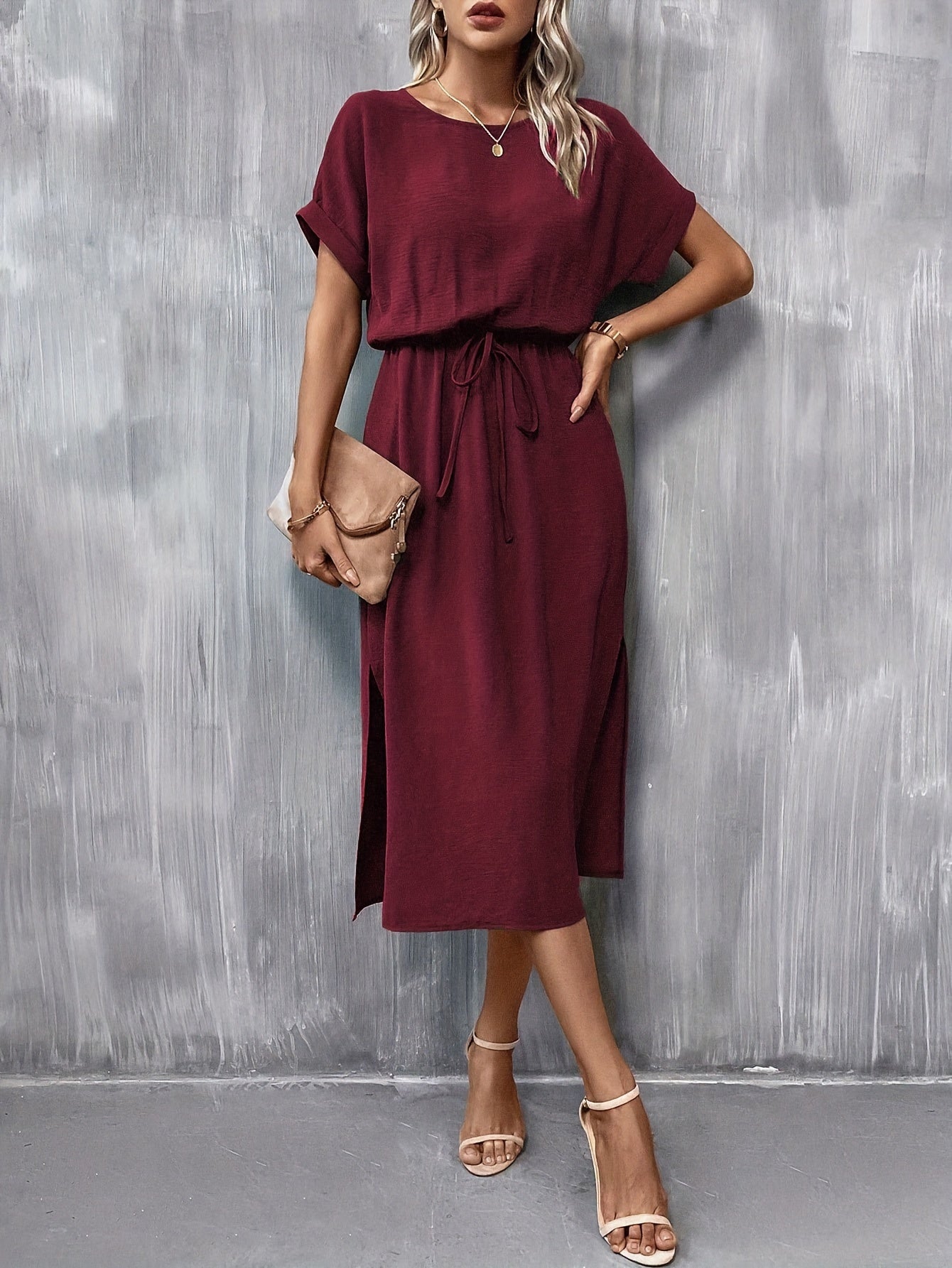 Elegantes Kleid mit kurzen Ärmeln, Taillenbindung und Schlitz – A-Linien-Schnitt