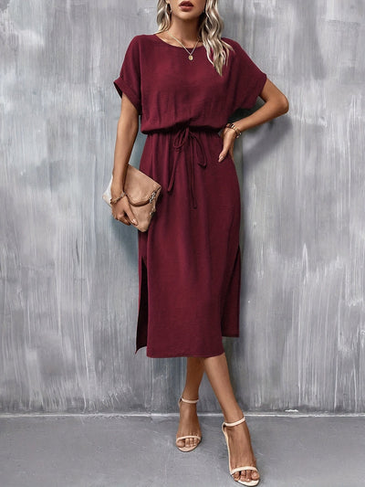 Elegantes Kleid mit kurzen Ärmeln, Taillenbindung und Schlitz – A-Linien-Schnitt