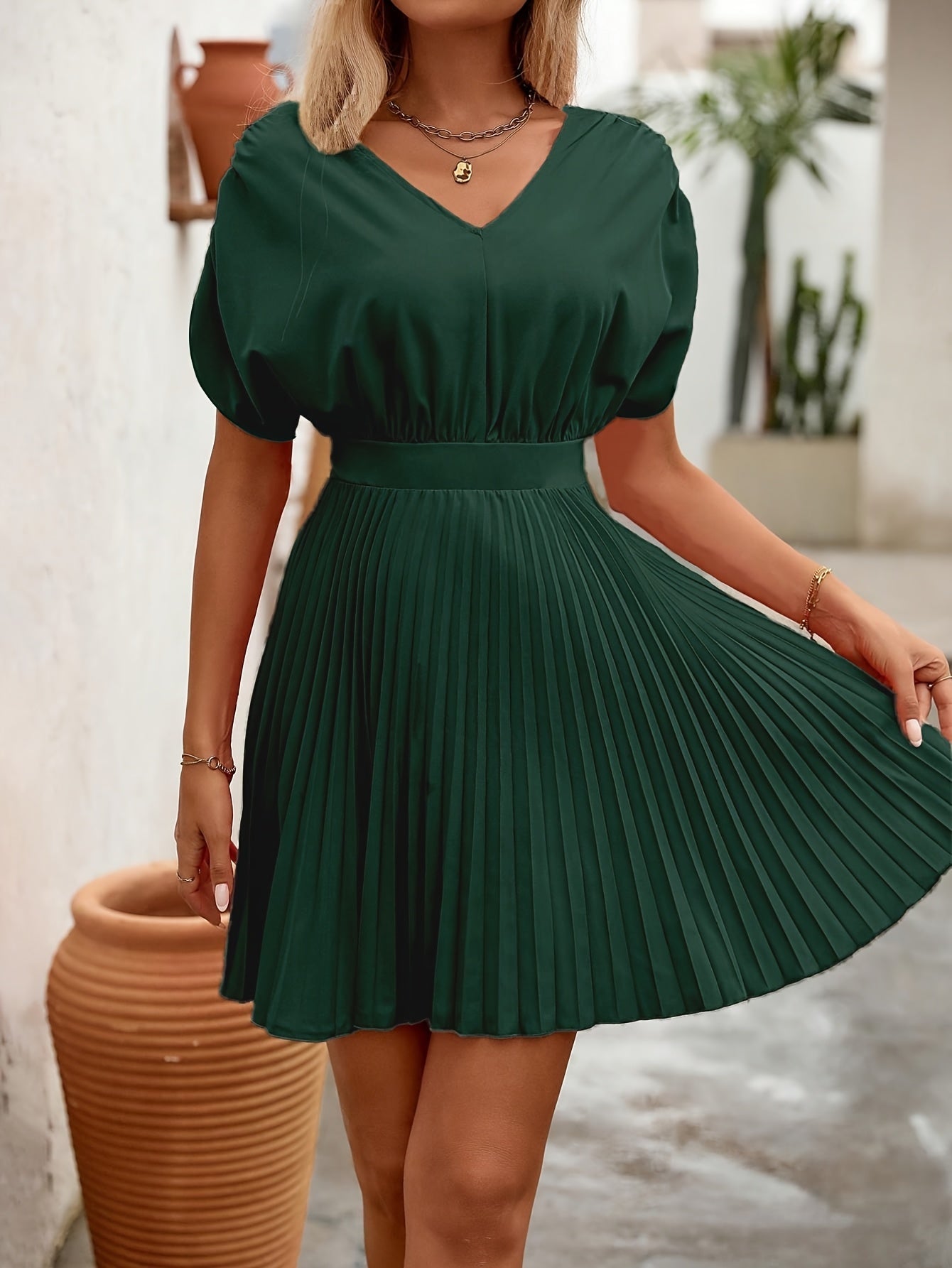 Grünes Damenkleid mit ausgestelltem Schnitt, Rüschen und V-Ausschnitt