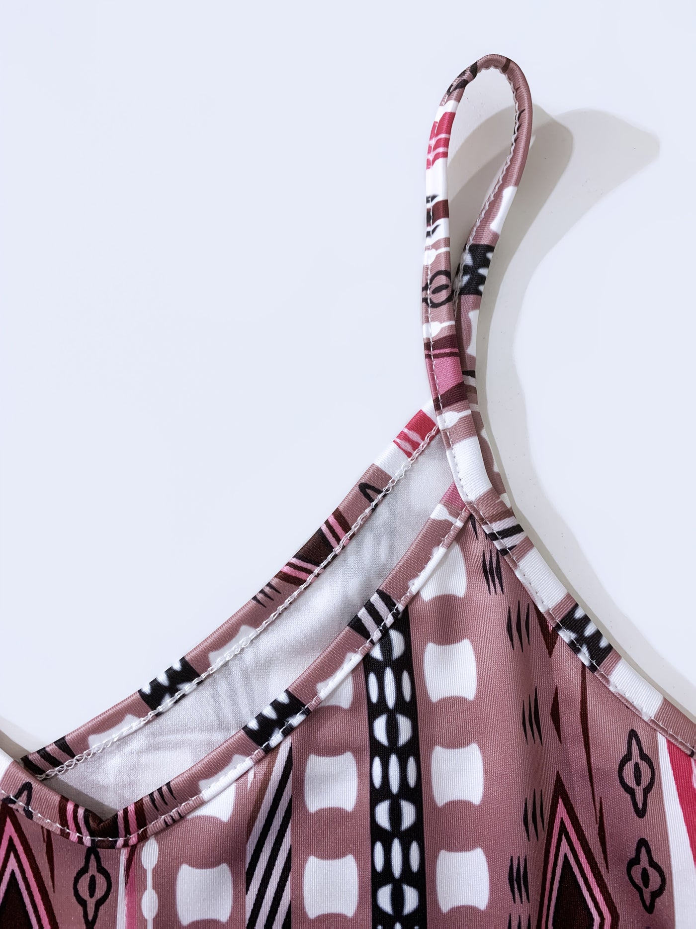 Elegantes rosa ärmelloses Kleid mit geometrischem Muster