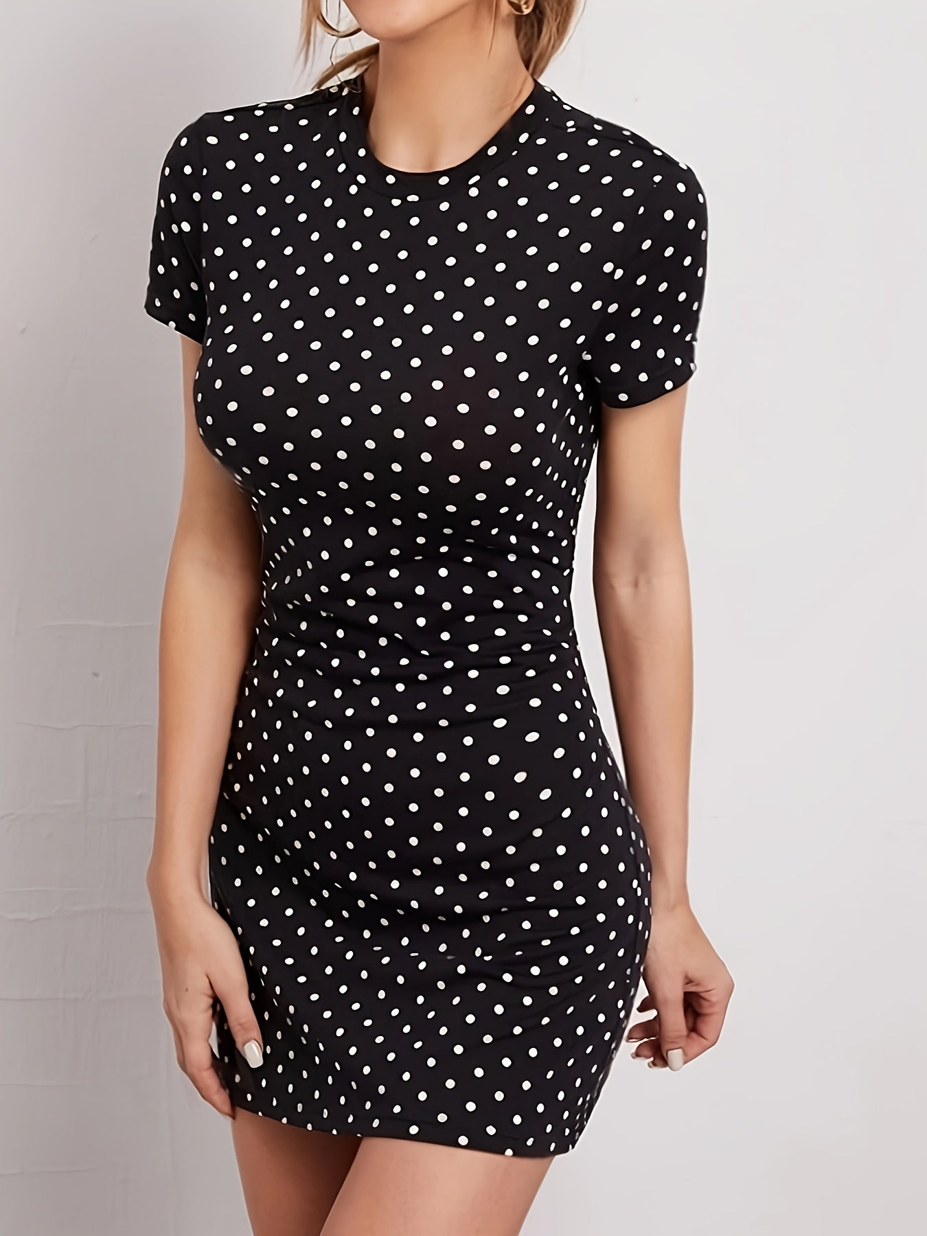 Schwarzes Shirtkleid aus Strick mit Tupfen – schlicht und bequem
