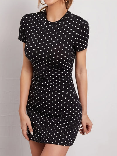 Schwarzes Shirtkleid aus Strick mit Tupfen – schlicht und bequem
