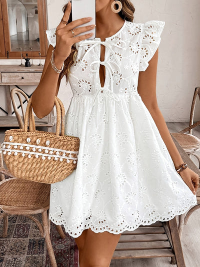 Weißes Sommerkleid mit eleganter, leichter Spitze und kurzen Ärmeln