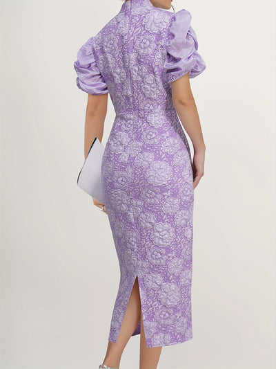 Elegantes Bodycon Kleid mit kurzen Ärmeln - floraler V-Ausschnitt