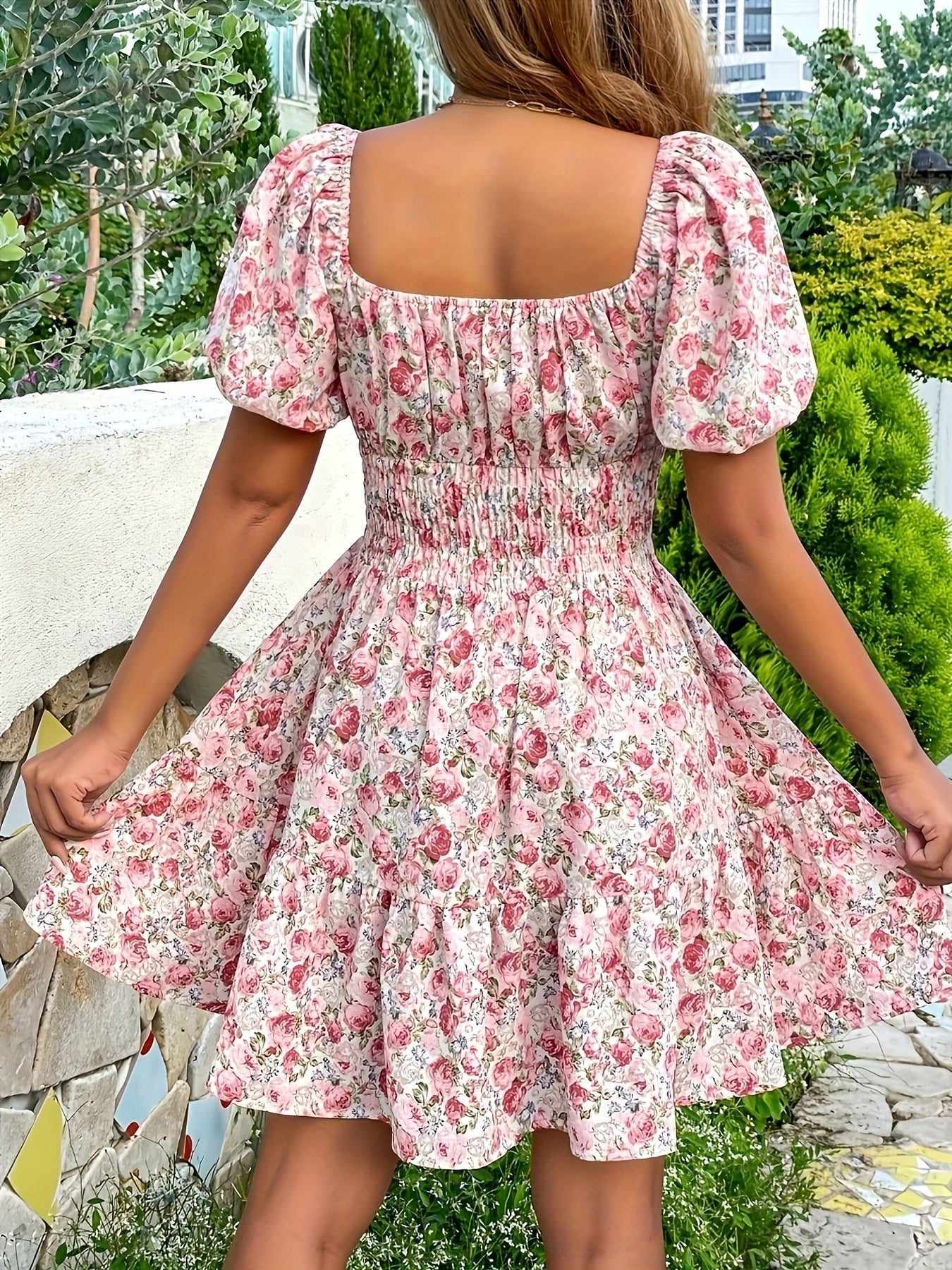 Elegantes rosa Kleid mit Blumenmuster, Puffärmeln und quadratischem Ausschnitt