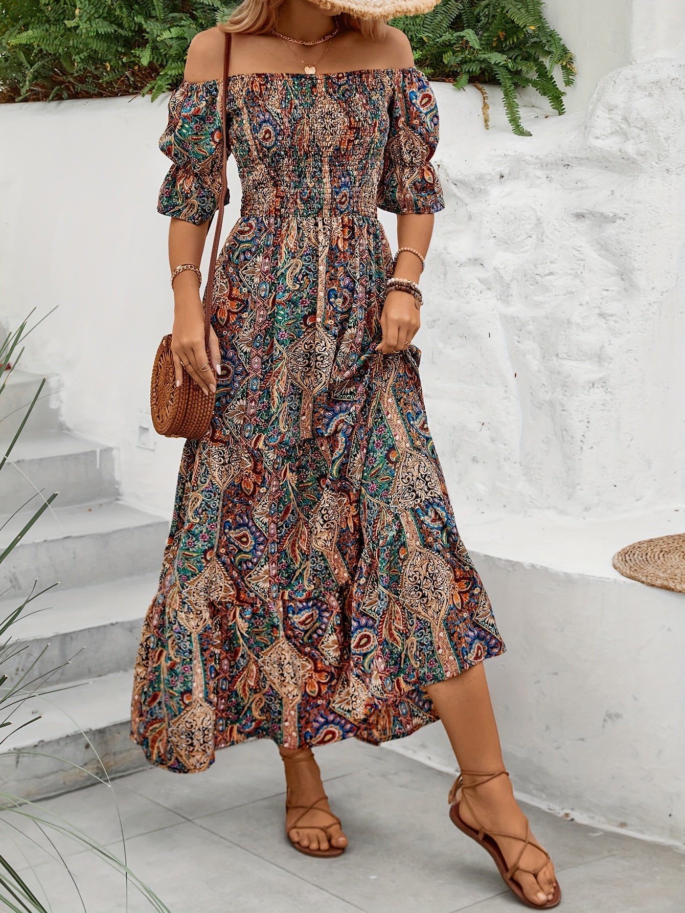 Schulterfreies Sommerkleid mit geometrischem Muster