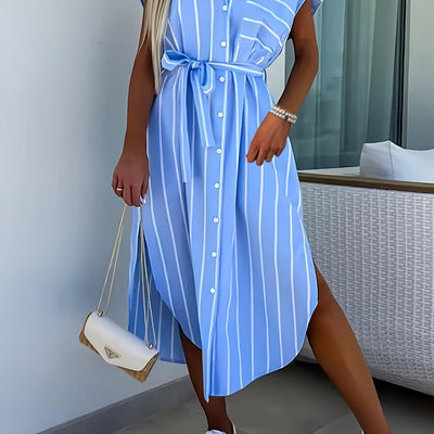 Sommerliches gestreiftes Maxikleid mit langen Ärmeln, lockerem Kragen und Stehkragen