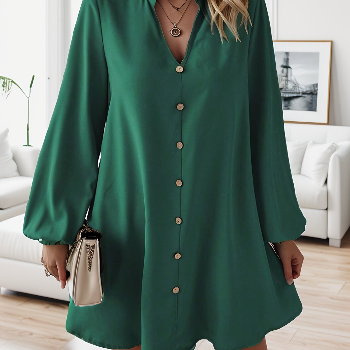 Stilvolles Kleid mit langen Ärmeln und V-Ausschnitt