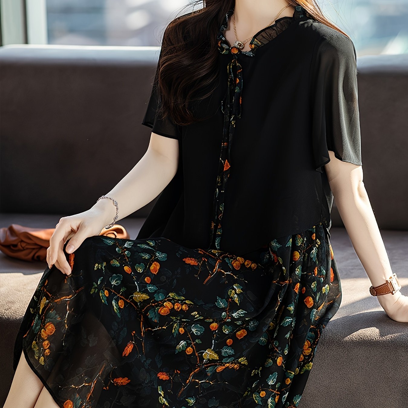 Elegantes Midikleid aus Blumen mit Spitzenkragen