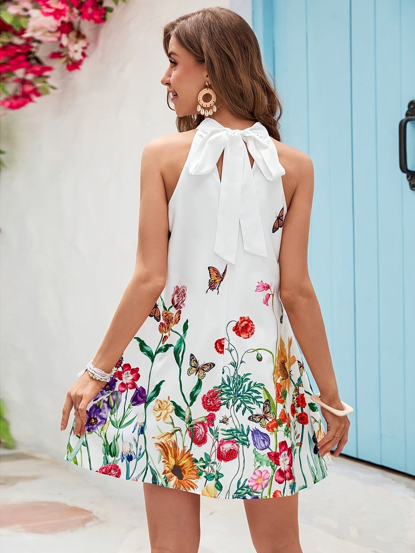 Weißes sommerliches Mini-Blumenkleid mit Rückenbindung