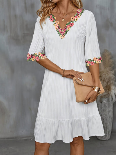 Weißes Kleid mit Spitzenbesatz und floralem Muster
