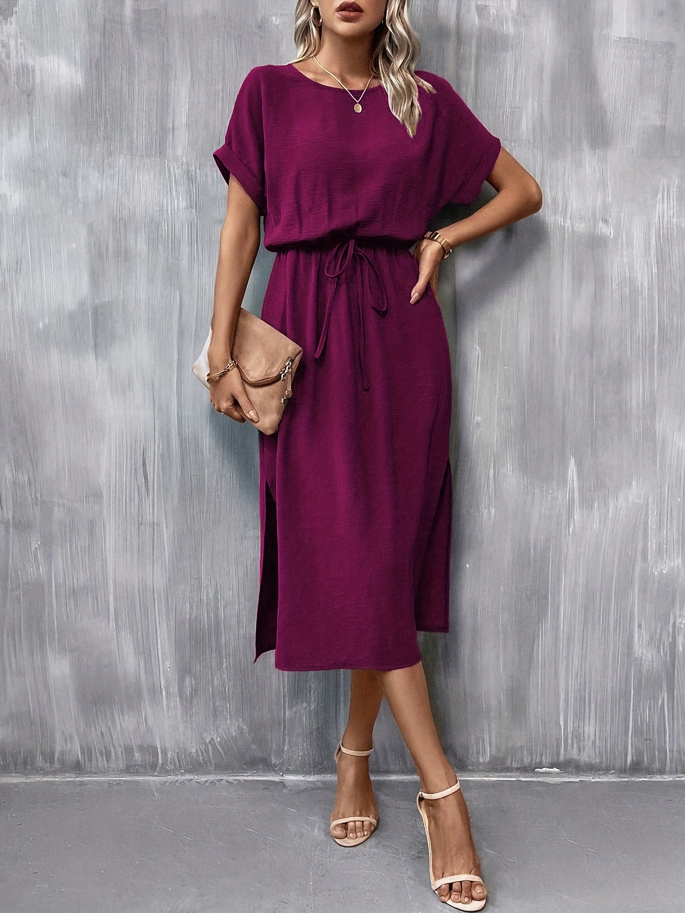 Elegantes Kleid mit kurzen Ärmeln, Taillenbindung und Schlitz – A-Linien-Schnitt