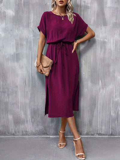 Elegantes Kleid mit kurzen Ärmeln, Taillenbindung und Schlitz – A-Linien-Schnitt